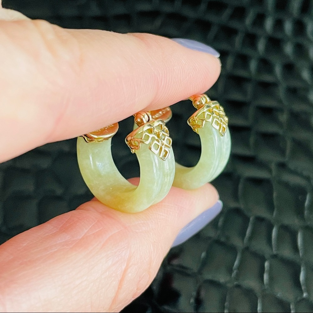 🎉Sold🎉 Estate 14k Gold Solid Green Jade Hoop Huggie Earrings - Picture 3 of 9